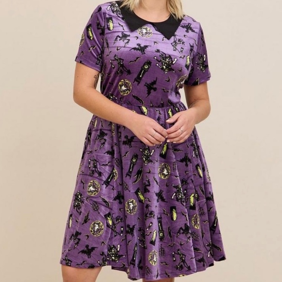 Dress Disney’s haunted mansion - Picture 2 of 2